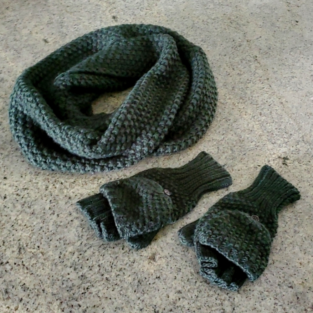 Beautiful dark forest green knit scarf & mitten set!